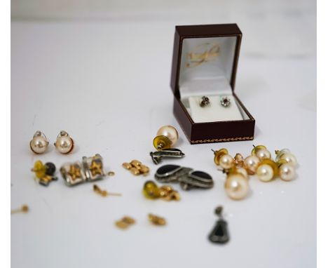 A PAIR OF 18CT GOLD EARSTUDS AND FURTHER PAIRS OF EARRINGS (QTY)The pair of 18ct gold earstuds of circular form, with post an