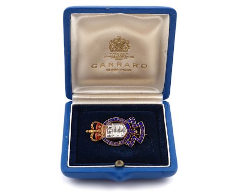 A 9CT GOLD AND ENAMELLED MILITARY BROOCH BADGE, DESIGNED AS THE BADGE OF THE ROYAL ARMY ORDNANCE CORPSThe two colour gold bro