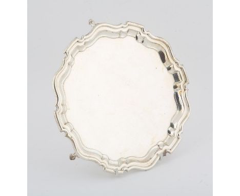 George V silver salver with shaped border on scroll feet by R F Mosley & Co. Sheffield 1932 18oz 561gm 24.5cm dia