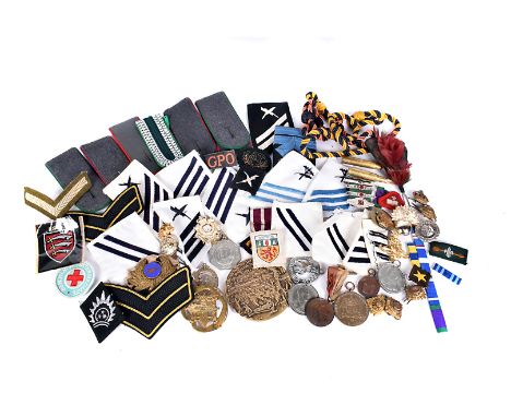 An assortment of various items, to include a collection of British and overseas epaulettes, cloth badges, cap badges, medalli