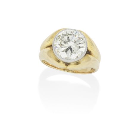 DIAMOND SINGLE-STONE RINGThe brilliant-cut diamond collet-set within a bicoloured mount with fluted shoulders, diamond very a