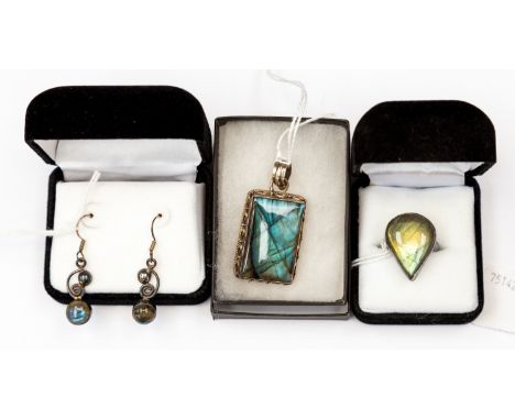 A set of labradorite jewellery set in silver, a pendant, ring and drop earrings (3)