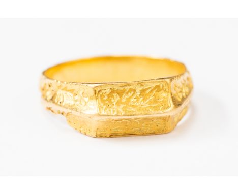 Gold Iconographic ring (Yorm-Flages), with hoop widening to a rectangular bezel; double faceted bezel with central dividing r