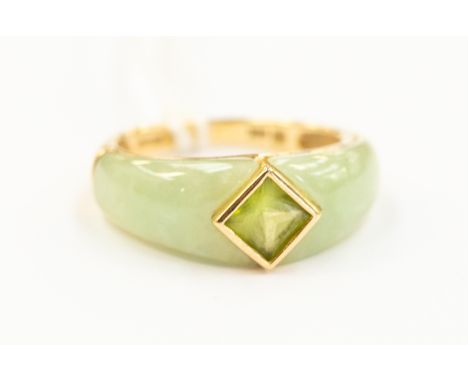 A jadeite and peridot set 14ct yellow gold ring, size N1/2, total gross weight approx 3.4gms, a/f panel detached
