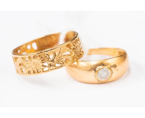 A 15 ct gold and paste set dress ring, size K, total gross weight approx 2.2 gms, along with a 9 ct gold openwork band with f