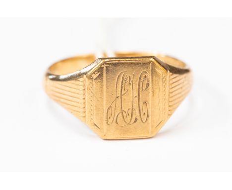 A 9ct gold gents signet ring, size Z+1, weight approx 6.8 gms