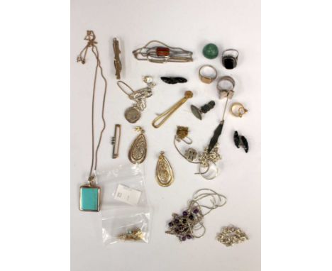 A collection of jewellery to include 9ct gold and blue topaz pendant and earrings set with chain, combined total gross weight