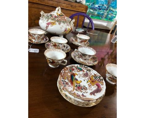 A collection of Royal Crown Derby 'Olde Avesbury' English bone china, to include tureen and cover, 6 teacups, 4 saucers, and 