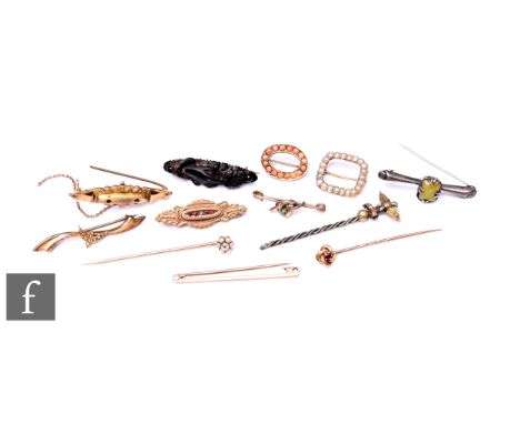 A small parcel lot of Victorian and later 9ct and other jewellery to include brooches and stick pins etc, weight of gold 15.5