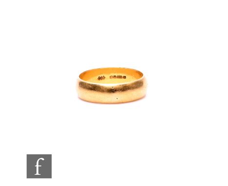A hallmarked 22ct D shaped wedding ring, weight 5g, ring size M.