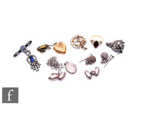 A small parcel lot of jewellery to include a pair of silver hallmarked rugby ball cufflinks, a pair of silver hallmarked golf