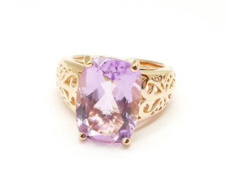 A silver gilt, Rose de France amethyst solitaire ring 