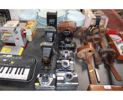 A quantity of vintage cameras