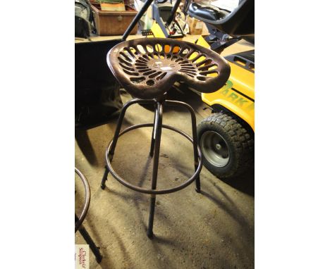 A tractor seat stool with adjustable winding height (R/S94)