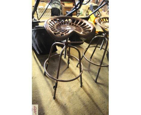A tractor seat stool with adjustable winding height (R/S95)