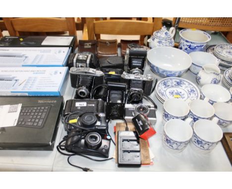 A quantity of various vintage cameras