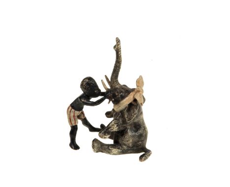 Wiener BronzeElefant bei der Zahnpflege. Bronze polychrom bemalt. H.: 6,5 cm, Br.: ca.: 5 cm.