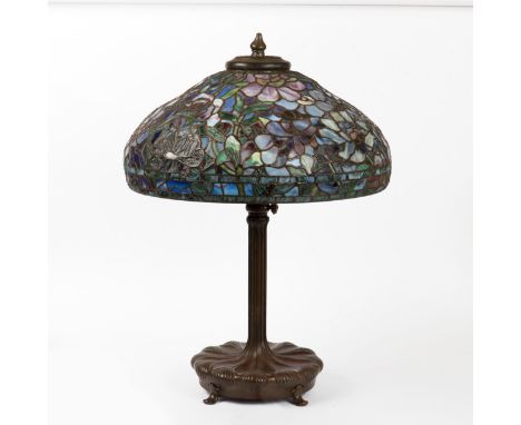 Tischlampe Tiffany, New York,  -PEONY- Schirm farbig, zum Teil marmoriertes Favrile-Glas mit Bleiverglasung. Lampenfuß auf ru