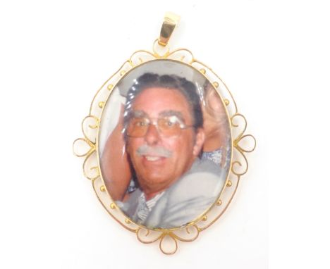Gold double photo pendant 9ct, approx 9.9gm gross Condition Report Pendant length = 5.5cmClick here for further images, condi