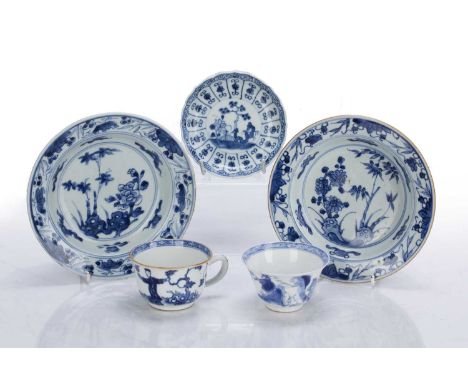 Small group of blue and white porcelainChinese, 18th/19th Centuryto include two shallow bowls,16.75cm and 16.5cm diameter, tw