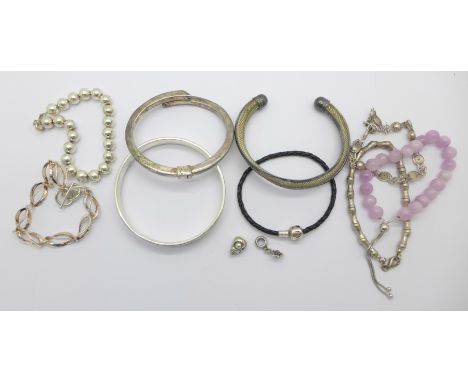 Four silver bracelets, two silver bangles, one other torq type bangle, a bead bracelet and a Pandora bracelet, clasp a/f, sil