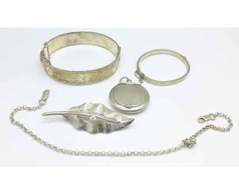 A sterling silver child's bangle, a miniature silver compact, a .925 silver brooch, a .925 silver chain and a silver bangle, 