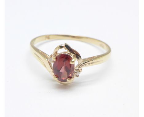 A 9ct gold and garnet ring, 1.1g, O