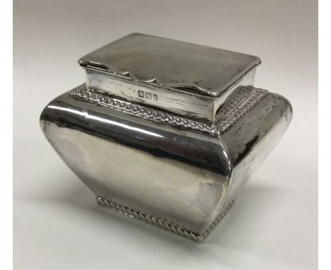 A Victorian silver tea caddy with hinged lid. Sheffield 1900. Approx. 100 grams. Est. £150 - £200.