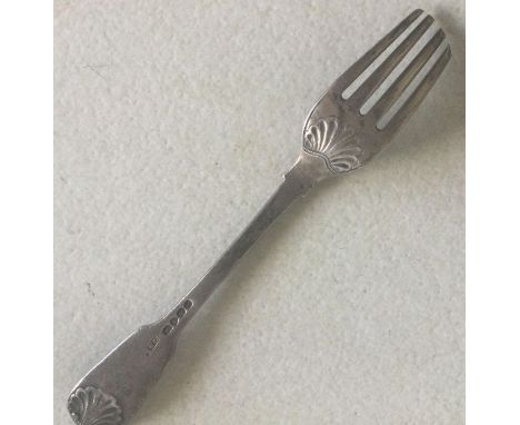 A fiddle and shell pattern Georgian silver fork. London by William Chawner. Approx. 94 grams. Est. £15 - £20.