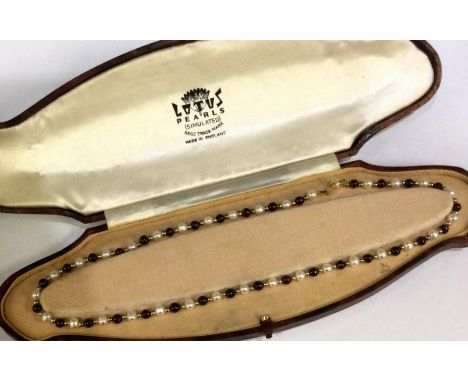 A gold mounted pearl necklace. Est. £20 - £30.