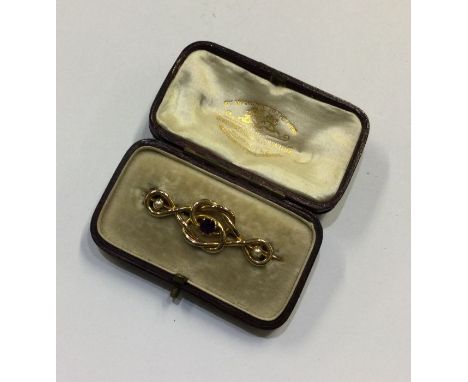 An amethyst and pearl brooch set in 15 carat gold. Approx. 6 grams. Est. £70 - £80.
