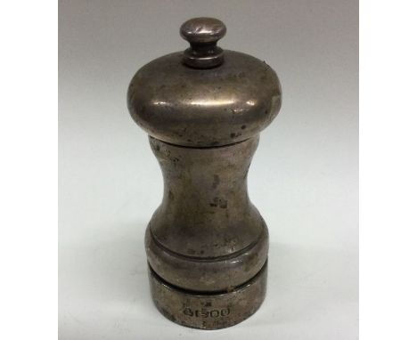 A silver pepper grinder. London 1989. Approx. 119 grams. Est. £30 - £50.