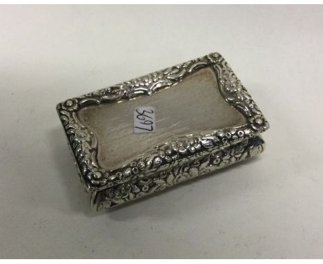 A heavy silver snuff box with cast rim. Birmingham. By Nathaniel Mill. Approx. 77 grams. Est. £100 - £150.