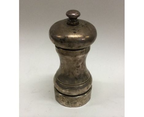 A silver pepper grinder. London 1990. Approx. 139 grams. Est. 20 - £30.