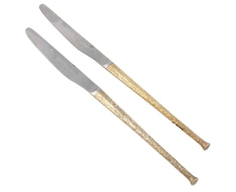 By Stuart Devlin, a pair of modern silver-gilt knives, London 1977,tapering form with textured silver-gilt handles, with stee