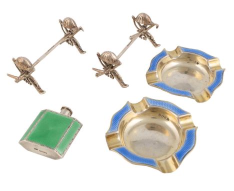 A mixed lot of small silver items, comprising: a pair of modern novelty horse racing knife rests by Camelot Silverware Ltd, S