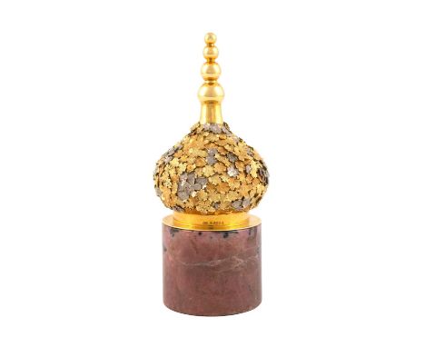 Φ By Stuart Devlin, a modern 18 carat gold mounted rhodonite box, London 1977, in the Turkish manner, cylindrical form, the p