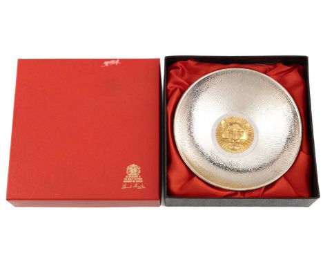 By Stuart Devlin, a commemorative parcel-gilt silver Prime Warden's dish, London 1996, circular form, textured decoration, th