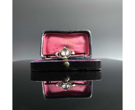 A 9ct gold Art Nouveau amethyst and seed pearl set bar brooch, stamped 9ct, width 44mm, weight 2.66g