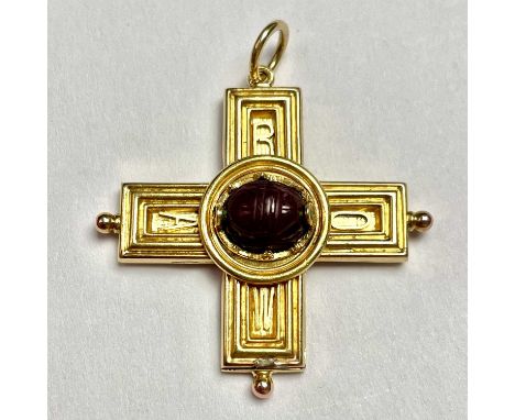 A good 19th century Roman-Revival 18ct gold gold cross pendant, set with a possibly ancient Egyptian carved carnelian scarab 