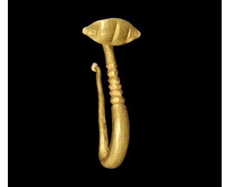  4th-1st century BC. A gold clip formed as a recurved round-section bar with knop finial, ribbed lower section and transverse