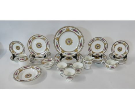 A collection of Wedgwood Columbia pattern tea &amp; dinnerware including dinner plates, side plates, cups, saucers etc (29 pi