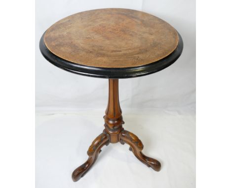 Victorian walnut and amboyna tripod occasional table with an ebonised rim and a faded leaf and berry design (43cm diameter x 