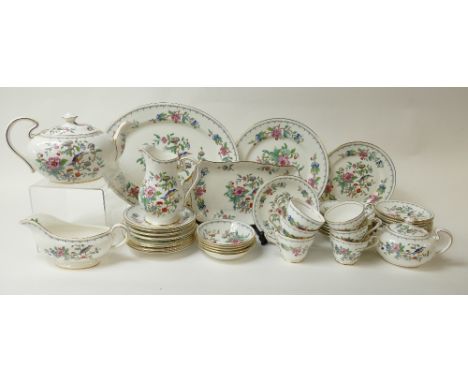 A collection of Aynsley Pembroke patterned dinner and tea ware to include cups, saucers, dinner plates, tea pots etc (90 piec