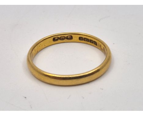 A 22ct. gold band, size P. (3.7g)
