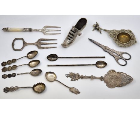 A Dutch .833 silver cake slice, c.1919, with pierced and repousse decorated blade and galleon finial, length 20.9cm, together