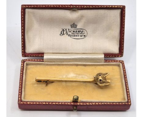 A 9ct. gold "Foxes mask" bar brooch, the foxes mask finial with red gem stone set eyes, length 51mm (gross weight 4.9g), in j