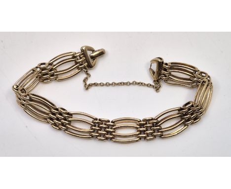 A 9ct. gold gate bracelet. (22.1g)