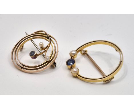 A 15ct. gold, sapphire and seed pearl target brooch,&nbsp;collet set round cut sapphire flanked by single seed pearl to eithe