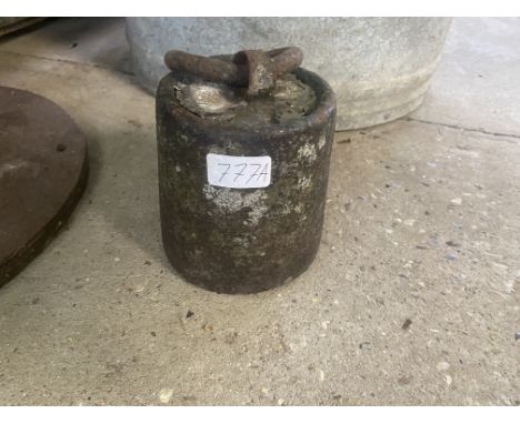 A round weight with ring handle